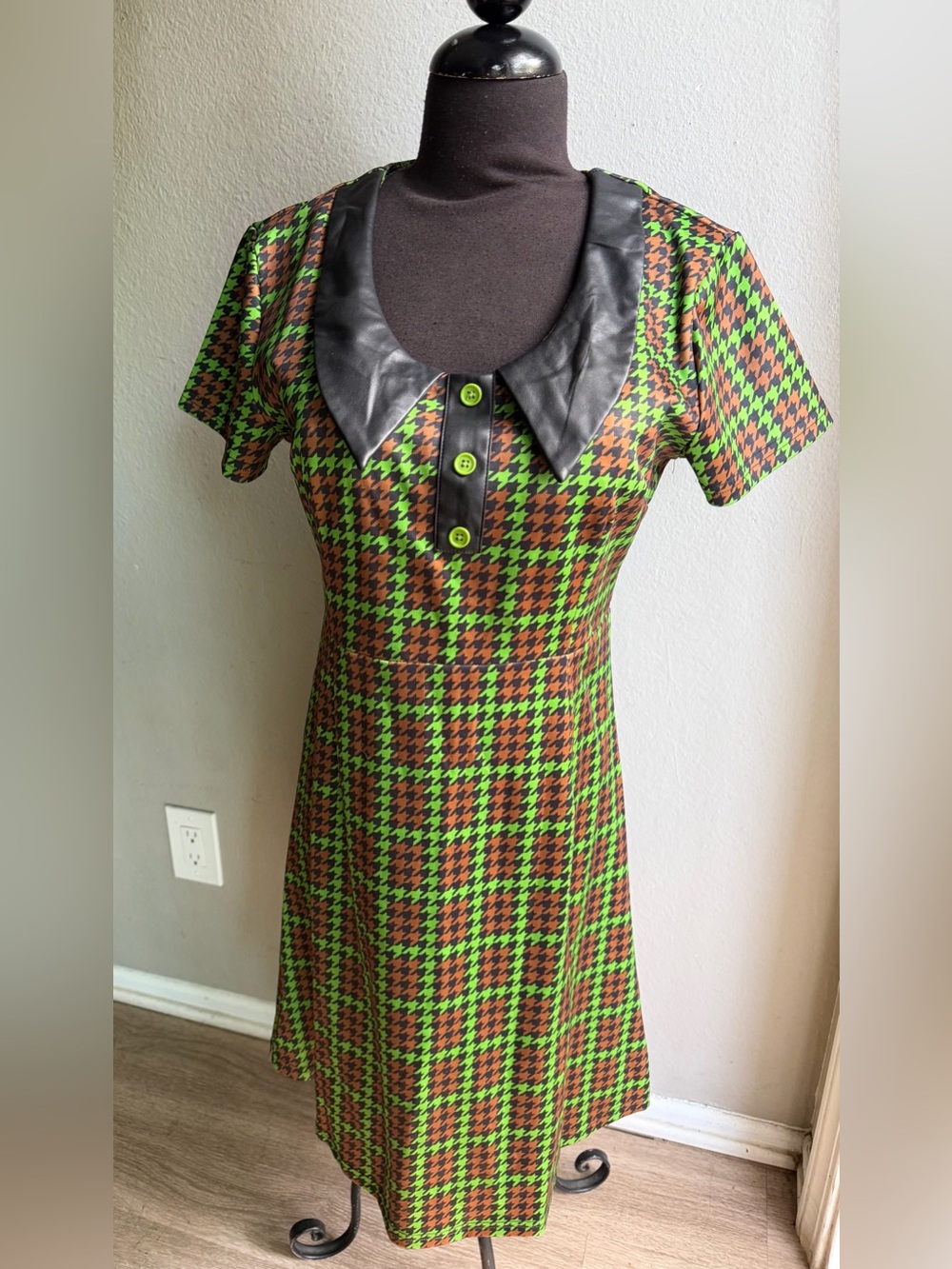 Sourpuss Short Sleeve Dress with Black Collar size M